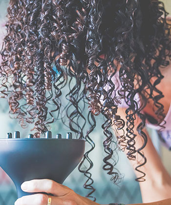 12 Tips to Diffuse Curly Hair Without the Frizz