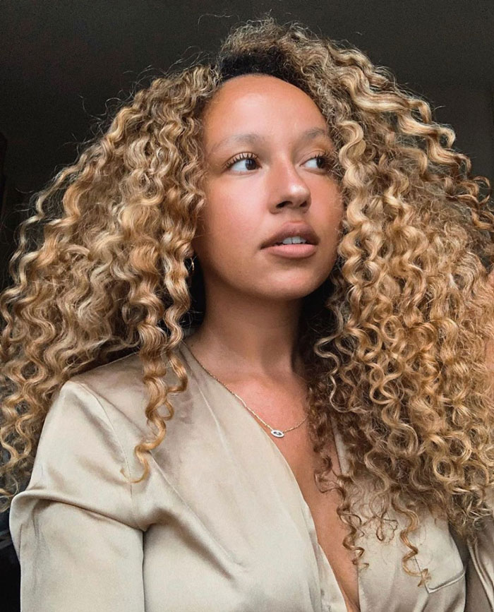 What You Need to Know Before You Color Your Curls According to an Expert