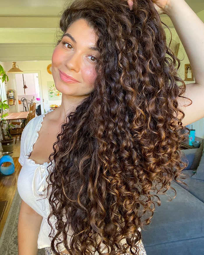 How to Add Hyaluronic Acid to Your Hair Routine for Thicker Longer & Stronger Curls 