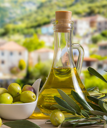 Video: How to Deep Condition Your Dry Hair With Olive Oil
