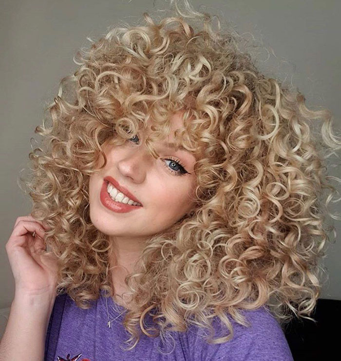 This Super Scrunch Method Will Give your Curly Hair Extra Volume and Definition